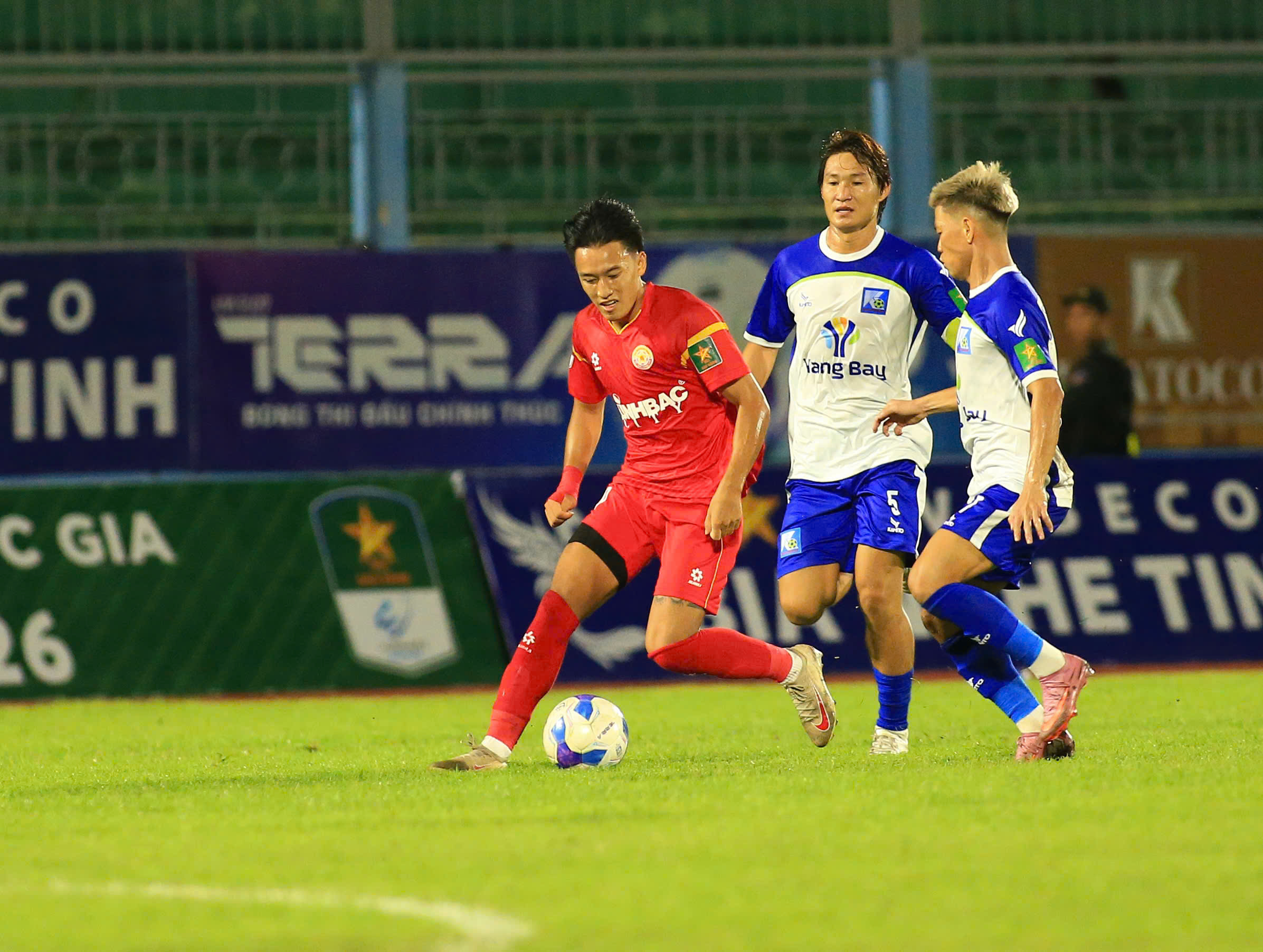 Vòng 5 giải hạng Nhất Quốc gia 2025/26: Khánh Hoà chiếm ngôi đầu của TP. HCM